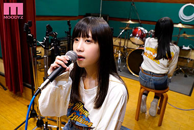 [MIFD-141]桜木なえ 在SNS上稍微有点话题的女歌手 